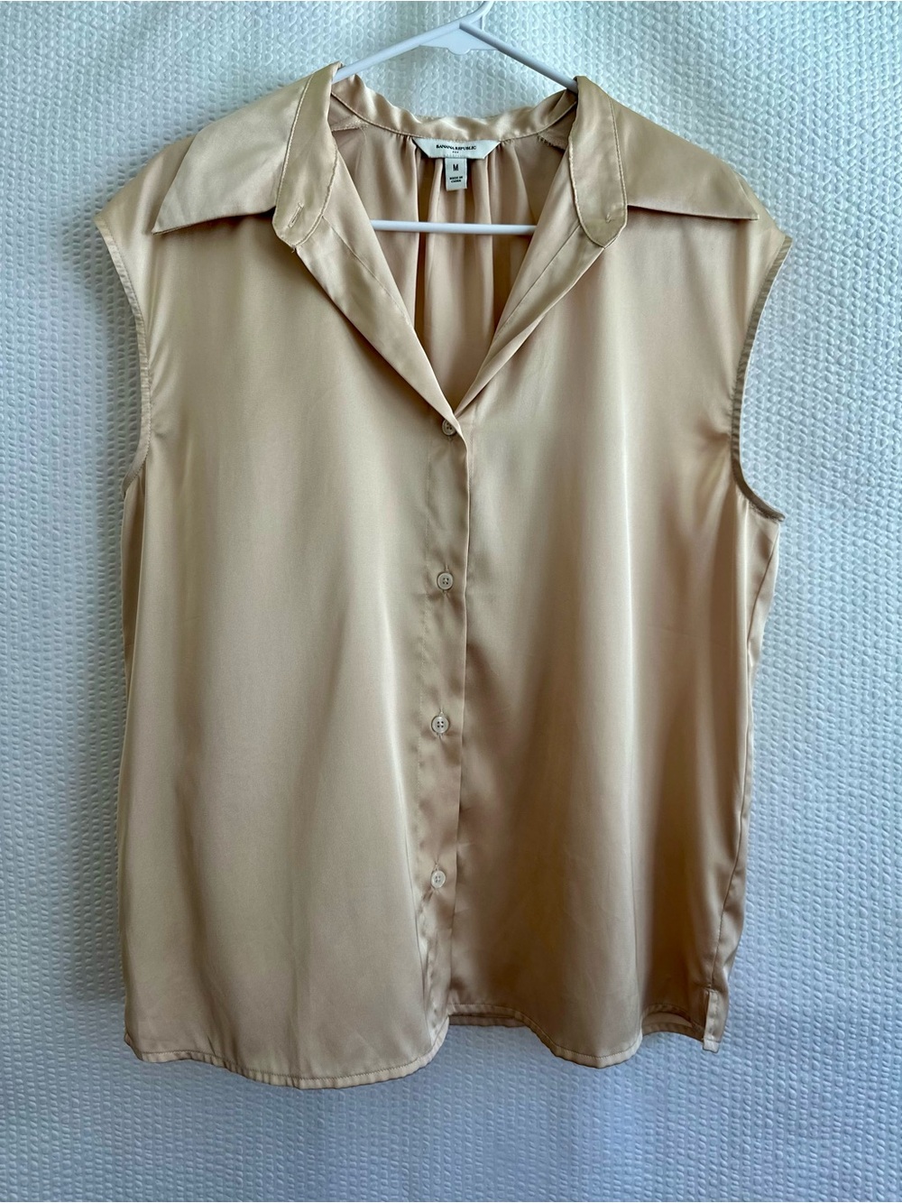 Banana Republic Sleeveless Satin Button-Front Blouse in Beige